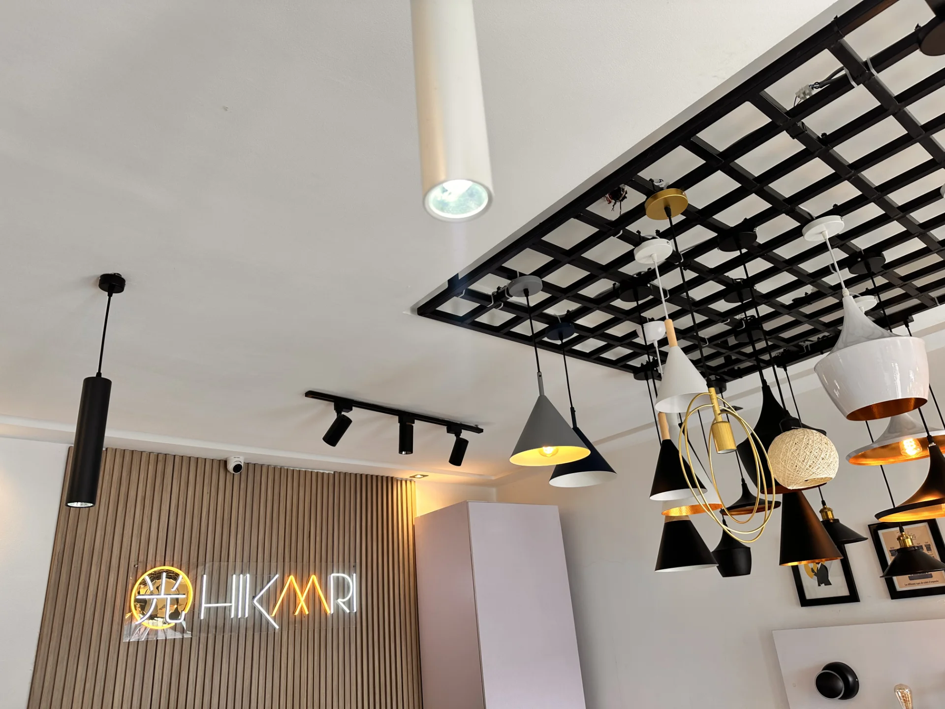 Showroom Hikaari à Cadjèhoun — suspensions de la Collection Lumière
